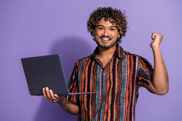 Poster - Photo of satisfied nice man with wavy hairdo dressed print shirt hold laptop win lottery say yeah isolated on purple color background