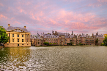 Wall Mural - The Mauritshuis and the Hofvijver located in the city center of the Hague, Netherlands