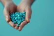 © Dudarte - Mão de homem segurando comprimidos na mão
