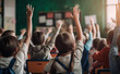 © FlyStun - Enfants, élèves de primaire qui lèvent la main dans une salle de classe. Camarade de classe, écoliers en plein cours. Interroger, professeur, leçons. Rentrée scolaire, septembre.