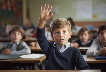 Wall Mural - Enfants, élèves de primaire qui lèvent la main dans une salle de classe. Camarade de classe, écoliers en plein cours. Interroger, professeur, leçons. Rentrée scolaire, septembre. 