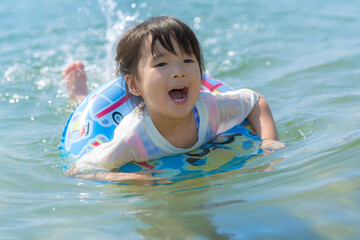 Poster - 夏休みに海水浴をして遊ぶ女の子