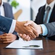 © Michelle - Primer plano de dos hombres de negocios dándose la mano para finalizar un trato profesional en una oficina