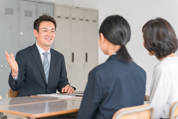 Poster - 笑顔で三者面談を受ける親子と先生（中学生・高校生）
