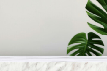 Aufkleber - Empty marble tabletop with tropical monstera leaves and copy space background