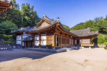 Wall Mural - Jongno-gu, Seoul, South Korea - September 1, 2022: Summer view of yard and tile-roofed house at Cheongwoon Literature Library
