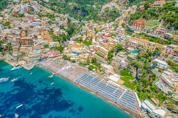 Wall Mural - Positano town, beach and beautiful colorful houses on the cliff in Amalfi coast in Italy