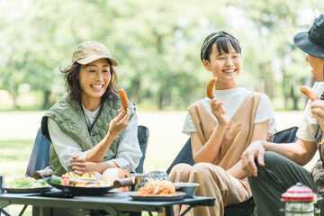 Poster - 公園・キャンプ場でデイキャンプ・キャンプ・バーベキューを楽しむ仲良しのファミリー
