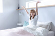 © 健二 中村 - ベットから起き上がる女性　wake up