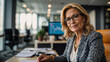 © Wabisabi - Donna di 50 anni che lavora come consulente finanziario in un ufficio moderno