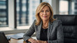 © Wabisabi - Donna di 50 anni che lavora come consulente finanziario in un ufficio moderno