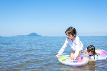 Poster - 夏休みに海で海水浴をして遊ぶ女の子