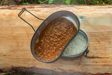 Wall Mural - アウトドアでカレー　 Making spicy curry at a campsite