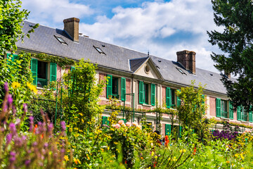 Canvas Print - Flowered and picturesque facade of a house in Giverny's where French painter Claude Monet lived, Normandy region, France.