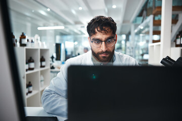 Aufkleber - Science, man and reading in laboratory on computer for medical results, investigation and pharmaceutical research. Male scientist, online and innovation for clinical study, review and development.