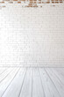 © Fatih - Alter weißer Backsteinmauerhintergrund mit Holzboden