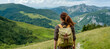 © Marek - Mujer joven con mochila caminando por las montañas, disfrutando de la naturaleza y de una excursión de senderismo en las vacaciones de verano. Chica excursionista caminando por un sendero hacia
