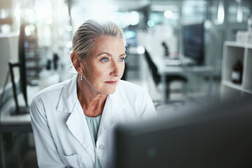 Aufkleber - Reading, woman and scientist with computer in laboratory for medical research on cancer drug trial. Project, tech and female biologist with clinical protocol development for pharmaceutical discovery.