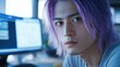 © Darya - 東京のオフィスで、紫色の髪をした若い男性がコンピュータの画面を見つめながら考え込んでいる様子が描かれています。