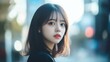 © Darya - モデルが街中で振り返り、柔らかな光を浴びながら魅力的な表情を見せている。