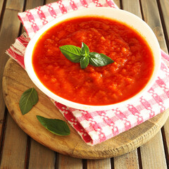 Salsa di pomodoro fatta in casa e ingredienti freschi isolati su tavolo di legno. Cibo sano e vegetale. Direttamente sopra.