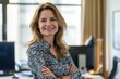 © Fotograf - A woman stands with her arms crossed in an office setting, ready to discuss or negotiate