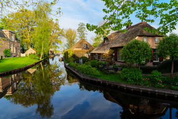 Canvas Print - rural dutch traditional country small old town Giethoorn with canals, Netherlands