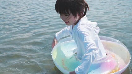 Canvas Print - 夏休みに海で海水浴をして遊ぶ女の子