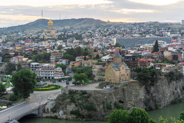 Wall Mural - Mtkvari (Kura) river, Metekhi Virgin Mary Assumption Church, Metekhi bridge,  Holy Trinity Cathedral of Tbilisi. Avlabari district