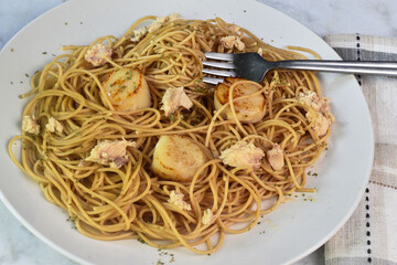 Wall Mural - whole wheat  spaghetti  top with scallops and tuna