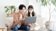 © mapo - 不動産サイトや旅行サイトを見るカップル