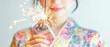 © JIN KANSA - 花火を楽しむ着物を着た女性のクローズアップ