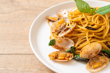 Canvas Print - Stir Fried Spaghetti with Clams and Garlic and Chilli