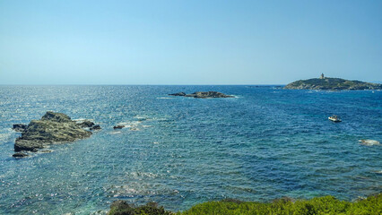 Wall Mural - Paysage de bord de mer sur la Côte d'Azur dans le Sud de la France, depuis l'île des Embiez Paul Ricard avec des eaux cristallines