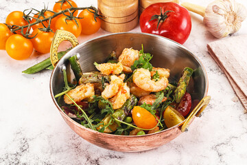 Wall Mural - Gourmet salad with prawn and asparagus