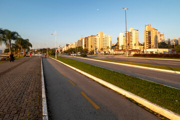 Wall Mural - a lua e o  pôr-do-sol e a avenida beira-mar norte de Florianópolis, Santa Catarina, Brasil Florianopolis