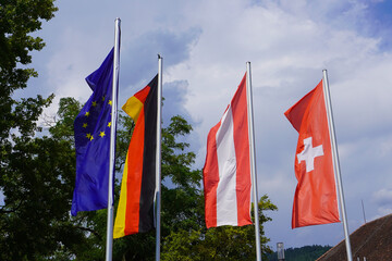 4 verschiedene Fahnen wehen im Wind