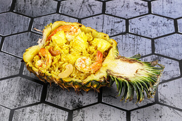 Canvas Print - Thai cuisine - rice with prawn in pineapple