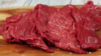 Poster - steaks de boeuf cru, en gros plan, sur une planche à découper