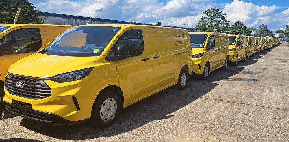 Auslieferung neuer Flotte von Ford Transit für Deutsche Post DHL in gelb