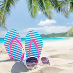 Poster - Flip flops on the sea beach