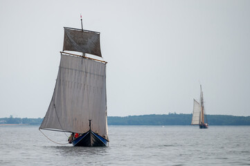 altes Segelboot bei Flaute und vielen Segeln