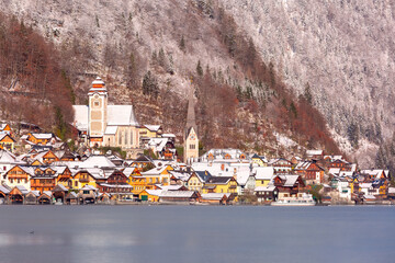 Wall Mural - View of old Austrian village of Hallstatt on shore of lake in the early winter morning, Austria