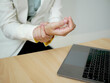 © Ople - Businesswoman has severe wrist pain Wrist inflammation from sitting and working on a labtop Health care concept and office syndrome