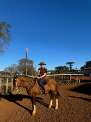 Wall Mural - homem vaqueiro em cavalgada com cavalo marrom 