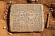 © Axel - Tablilla antigua descubierta en unas ruinas.