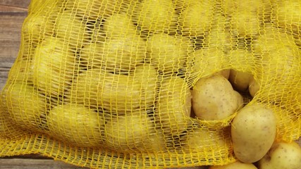 Sticker - sac de pommes de terre, en gros plan, sur une table