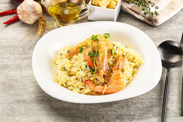 Canvas Print - Italian pasta Orzo with prawn