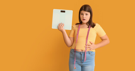 Poster - Shocked overweight girl with measuring scales on color background