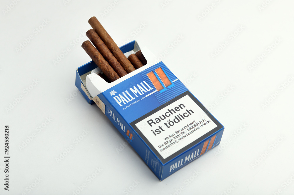 Pall Mall Blue XL Filter-Cigarillos. Stock Photo